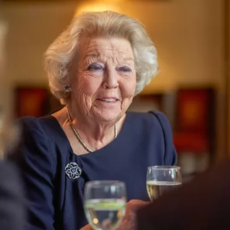 Oprechte belangstelling van prinses Beatrix voor noodfonds wekt ontzag in Londen